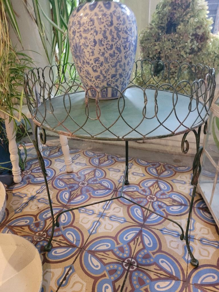 Old look metalen bijzettafeltje