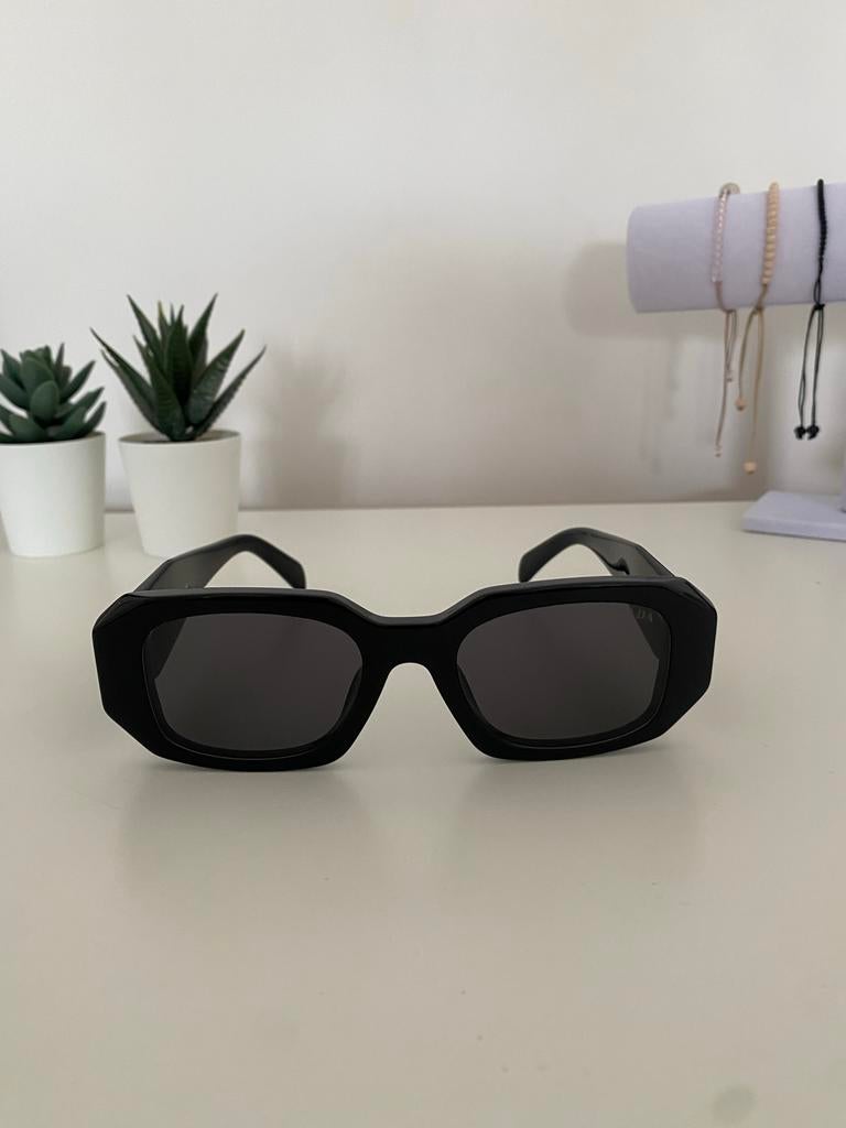 Prada Zonnebril - Stijlvol en Tijdloos Zwart Design, Zonnebril, Prada, Zwart, Nieuw