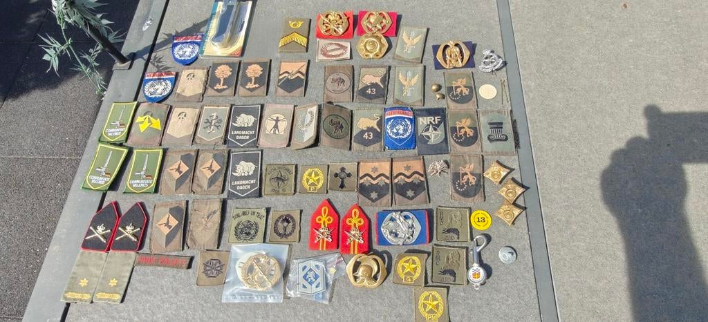 Mooi lot schouder,borst,en s chouderemblemen, Verzamelen, Ophalen of Verzenden, Landmacht, Nederland, Embleem of Badge