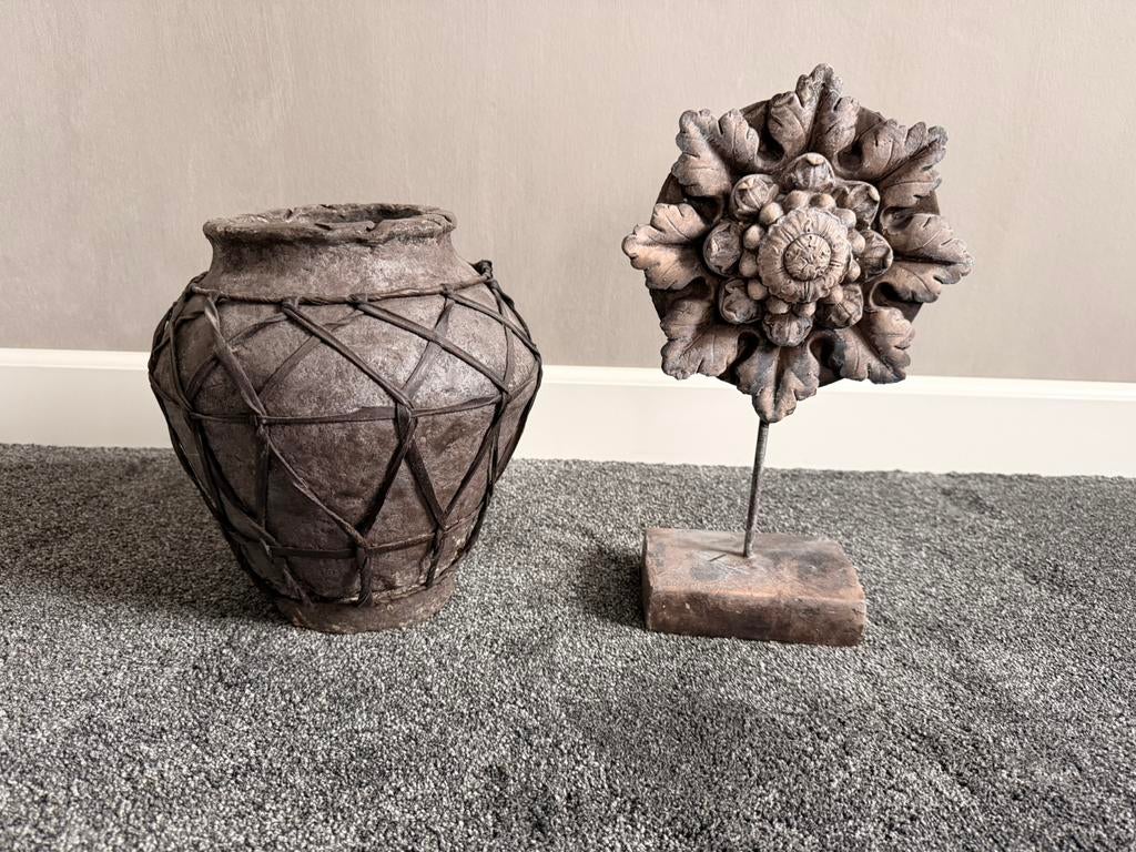 Landelijke pot met ornament, Huis en Inrichting, Overige materialen, Overige kleuren, Ophalen of Verzenden, Zo goed als nieuw