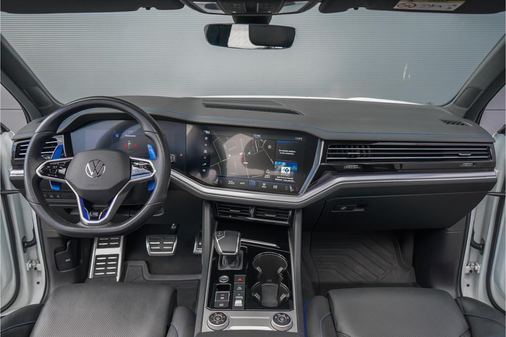 Volkswagen Touareg 3.0 TSi 4MOTION R Black Style Pano Trekha, Gebruikt, 2995 cc, 2368 kg, Wit