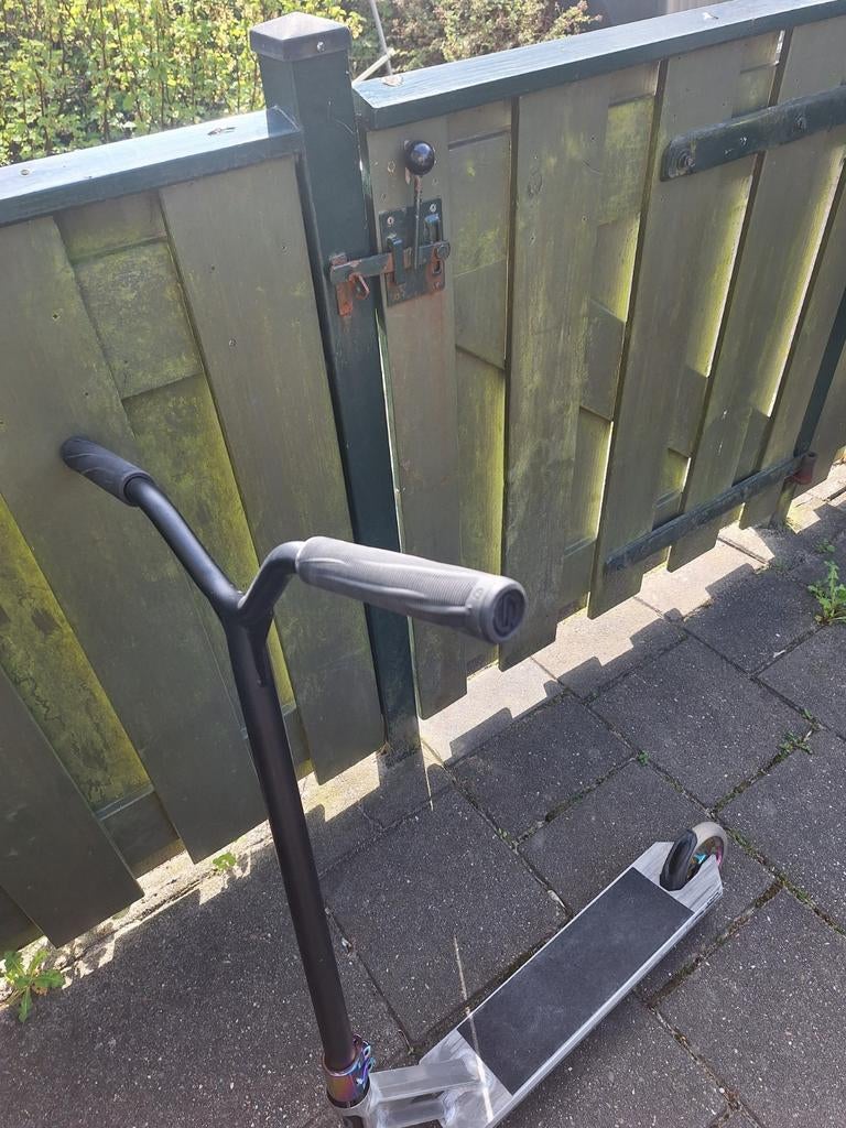 Stuntstep zwart met regenboog wielen, Fietsen en Brommers, Steps, Ophalen of Verzenden, Gebruikt, Gewone step