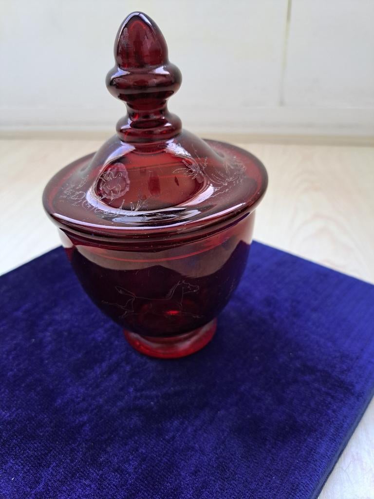 Antieke robijnrode glazen pot met deksel en paardengravures, Antiek en Kunst, Antiek | Glas en Kristal, Ophalen of Verzenden