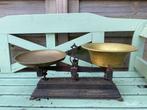 Antieke gietijzeren weegschaal met koperen schalen, Ophalen of Verzenden