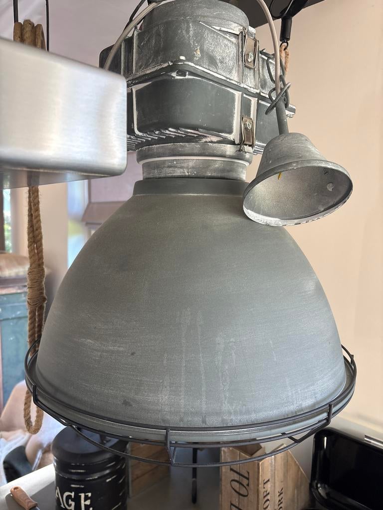 Robuuste industriële hanglamp met katrol, Huis en Inrichting, Lampen | Hanglampen, Ophalen, 50 tot 75 cm, Zo goed als nieuw, Metaal