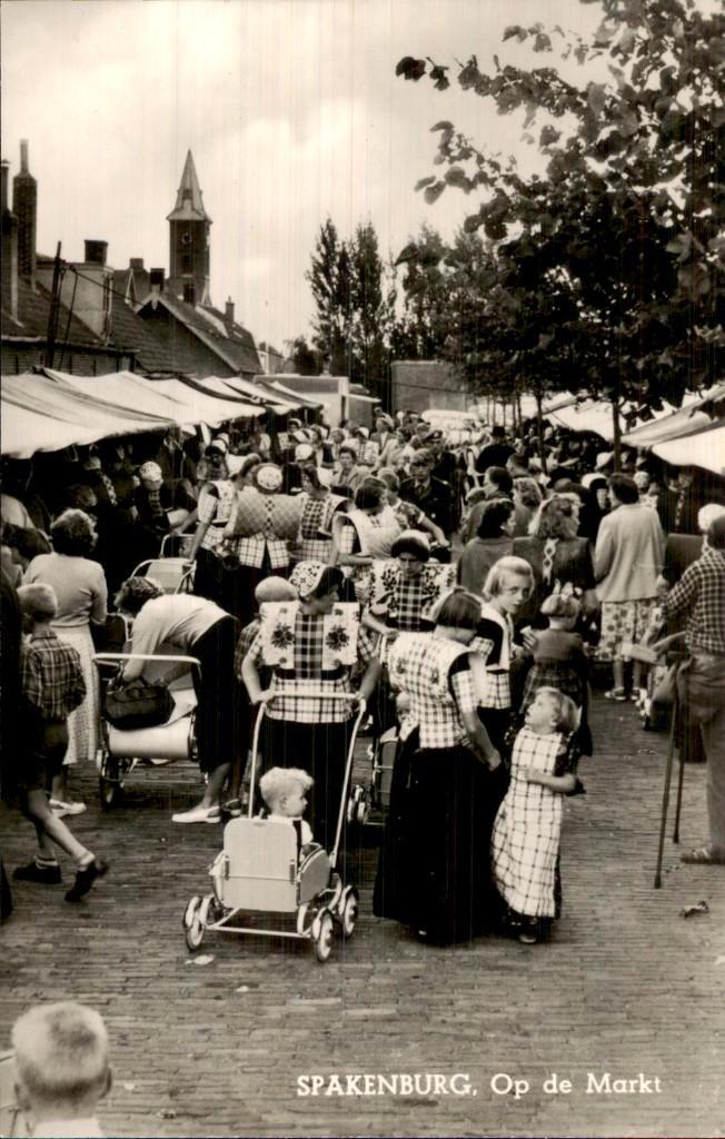 Spakenburg - Markt - Klederdracht en kinderwagens, Verzamelen, Ansichtkaarten | Nederland, Ongelopen, Utrecht, 1940 tot 1960, Ophalen of Verzenden