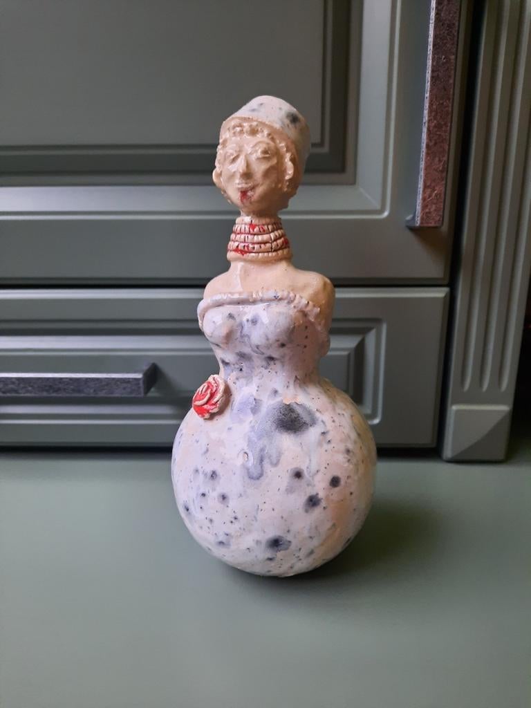 KERAMIEK VROUW met ROOS, Antiek en Kunst, Antiek | Keramiek en Aardewerk, Ophalen of Verzenden