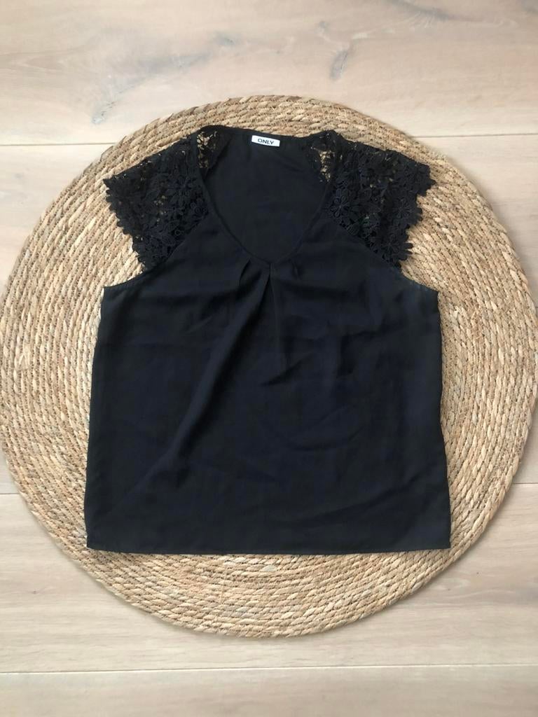 Only zwarte top met kanten mouwen | maat 40, Maat 38/40 (M), Zwart, Ophalen of Verzenden, Korte mouw