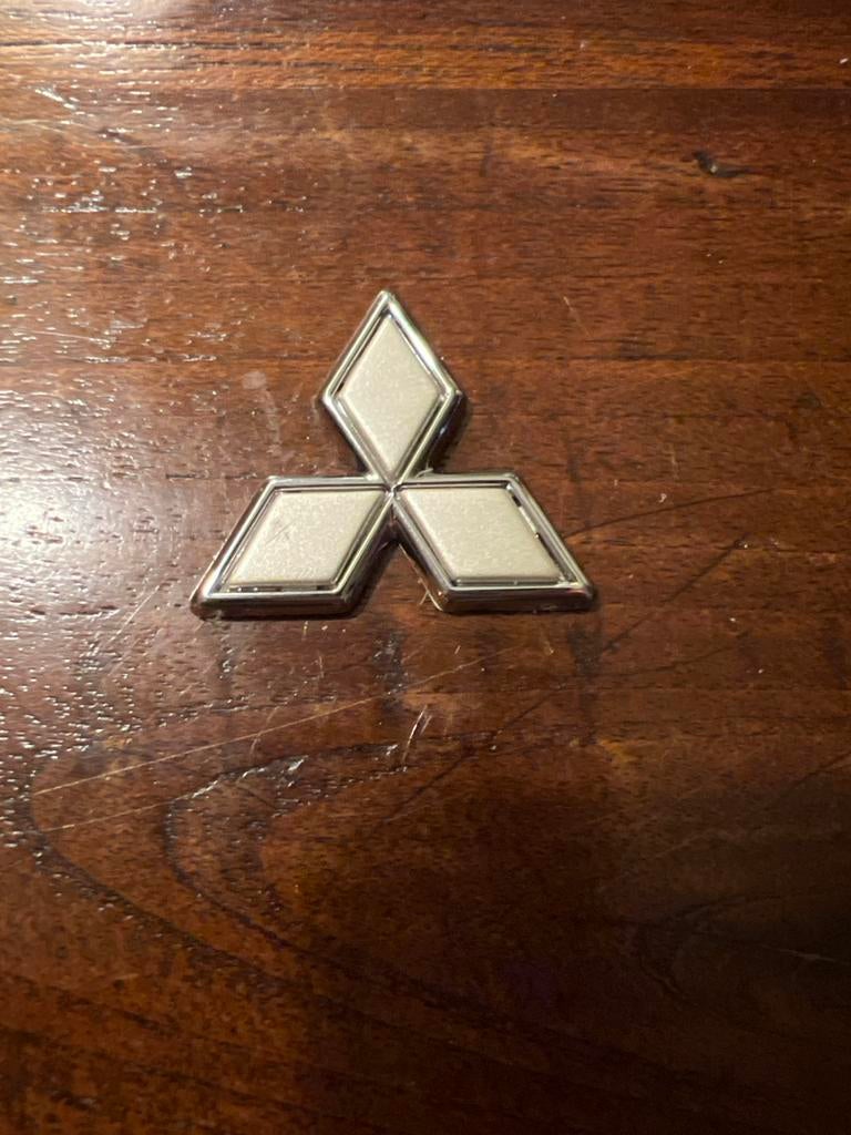 Origineel Mitsubishi Carisma embleem (midden jaren '90), Ophalen of Verzenden, Nieuw, Mitsubishi
