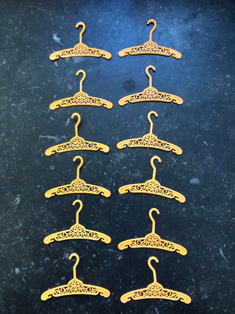 Te koop: barbie ( cindy ) pop kleer hangers, Verzamelen, Poppen, Ophalen of Verzenden, Zo goed als nieuw, Accessoires