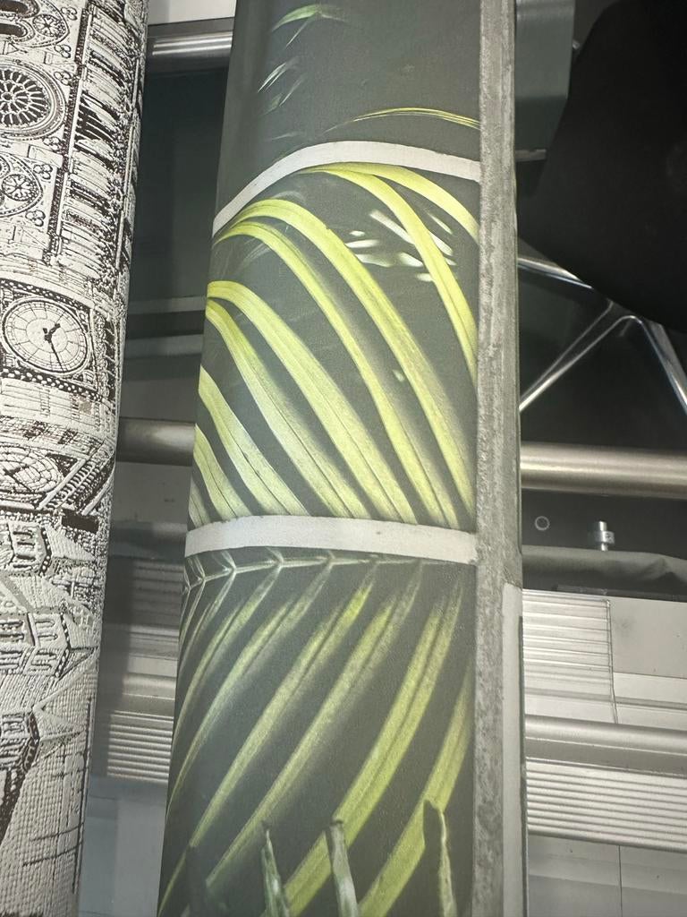 GRATIS - 4 rollen restant behang, Huis en Inrichting, Stoffering | Behang, Ophalen, Minder dan 10 m², Roze