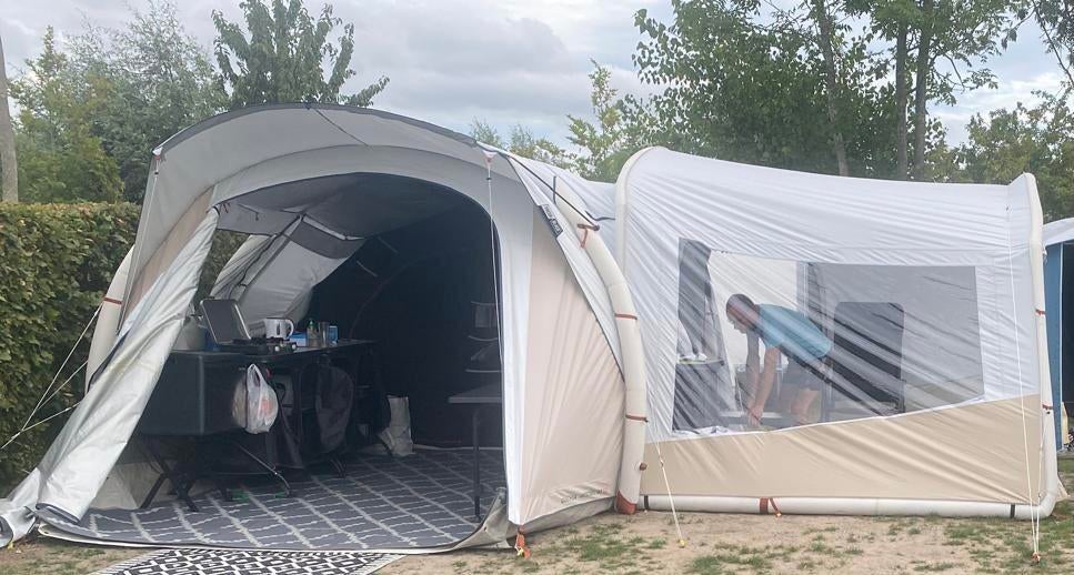 Quechua 6.3  tent met leefruimte en luifel en vloerkleden, Caravans en Kamperen, Ophalen, Zo goed als nieuw, Tot en met 6