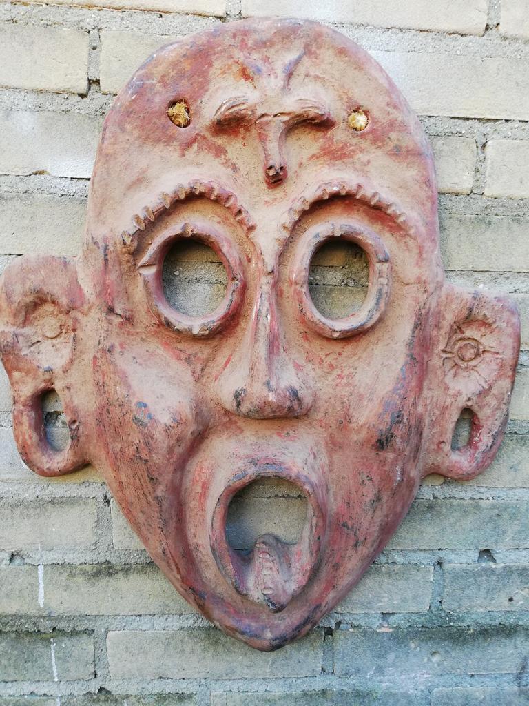 Wall mask. Terra-cotta. Tanzania? 53/43 cm., Ophalen
