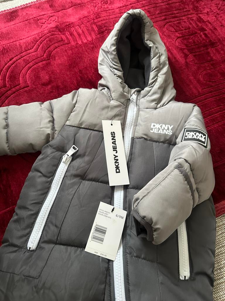 Nieuw DKNY Baby Sneeuwpakje / Winterjas - Maat 6/9M, Kinderen en Baby's, Babykleding | Overige, Ophalen of Verzenden, Nieuw, Jongetje of Meisje