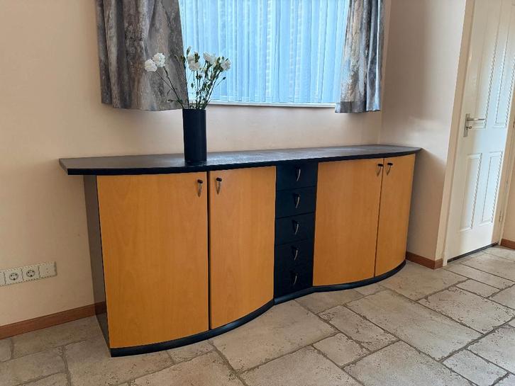Dressoir (Heylen Peer) – Licht Hout & Zwart – 230cm, Huis en Inrichting, Kasten | Dressoirs, Gebruikt, 200 cm of meer, 25 tot 50 cm