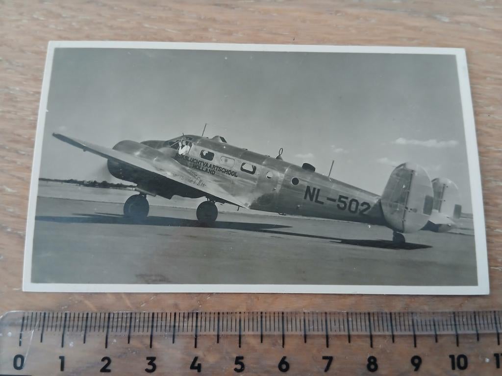 Beechcraft D18 Nederlandse Luchtvaart School Foto Luchtvaart, Verzamelen, Ophalen of Verzenden, Zo goed als nieuw, Bedrijf of Vereniging