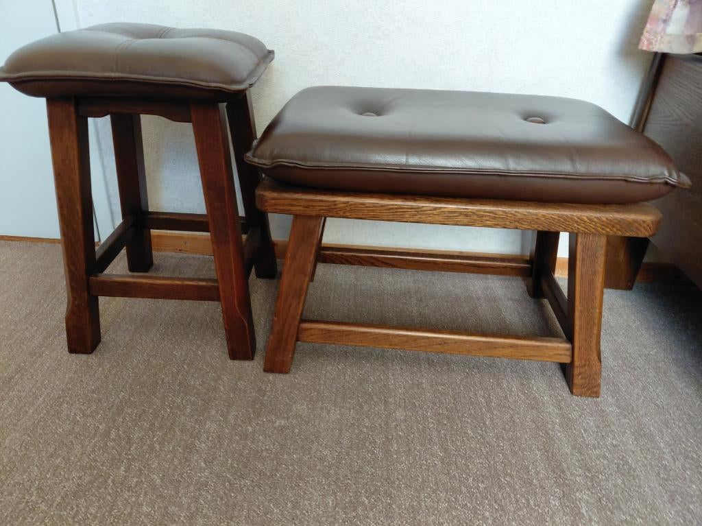 Massief hout voetenbankje en kruk met leren zitting, Antiek en Kunst, Curiosa en Brocante, Ophalen