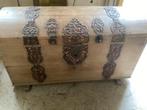 Antieke houten kist met metalen beslag, Huis en Inrichting, Woonaccessoires | Kisten, Ophalen, Gebruikt, Eikenhout, 50 tot 75 cm