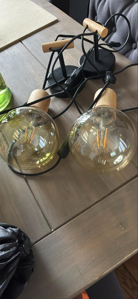 Twee grote hanglampen met mooie lamp, Huis en Inrichting, Lampen | Hanglampen, Ophalen, Gebruikt, Hout, Minder dan 50 cm