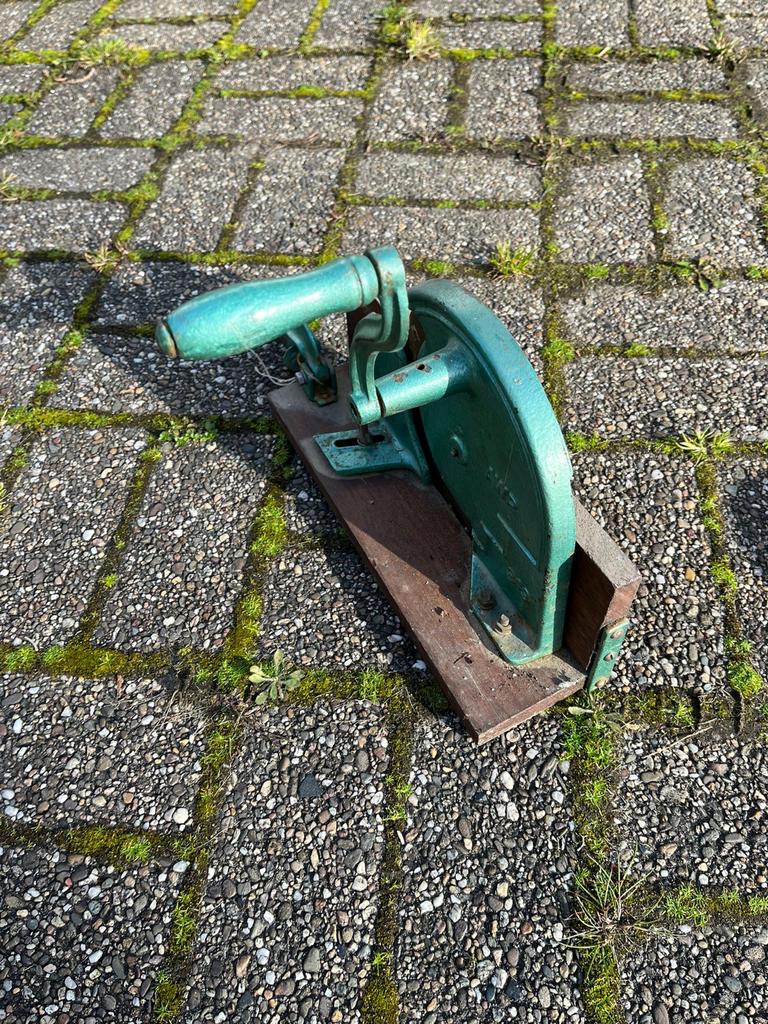 Antieke AWE handbediende snijmachine, Antiek en Kunst, Antiek | Gereedschap en Instrumenten, Ophalen of Verzenden