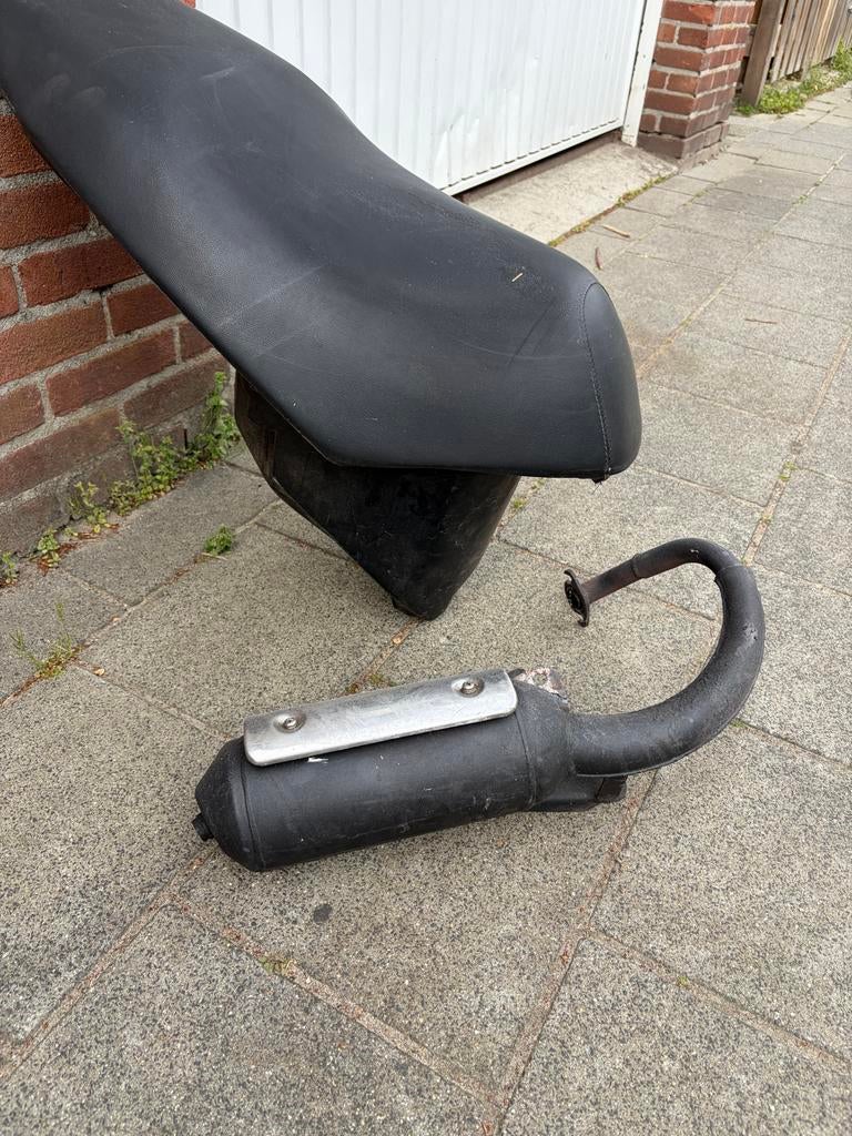 Buddy, bak en bromuitlaat voor Vivacity 2-takt, Fietsen en Brommers, Ophalen, Gebruikt, Zadel, Peugeot