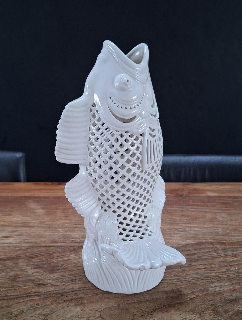 vintage wit porselein ajour koi karper opengewerkt h= 25,5cm, Verzamelen, Beelden en Beeldjes, Ophalen of Verzenden, Zo goed als nieuw