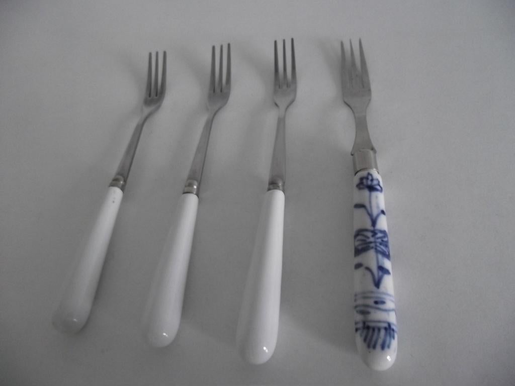 4 RVS keramiek dienvorkje 15 cm 3 wit 1 Delftsblauw vork p s, Huis en Inrichting, Keuken | Bestek, Ophalen of Verzenden, Zo goed als nieuw