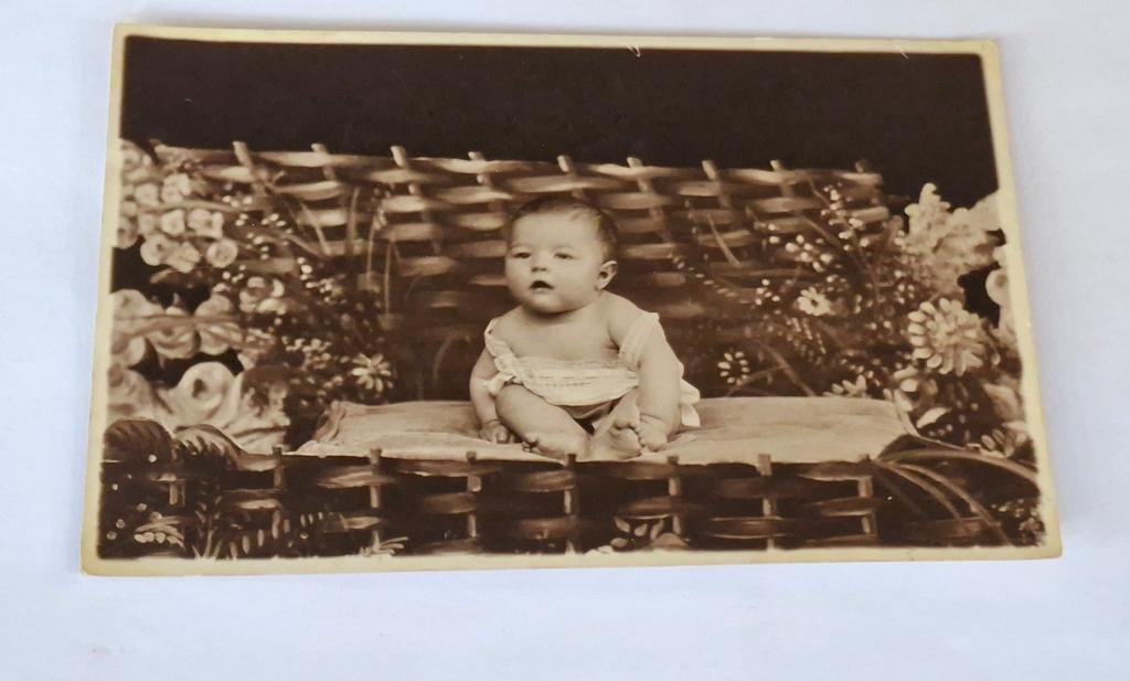 Fotokaart- studioportret- baby- kind- bloemen- Frankrijk, Ophalen of Verzenden, Voor 1940, Overige onderwerpen, Foto