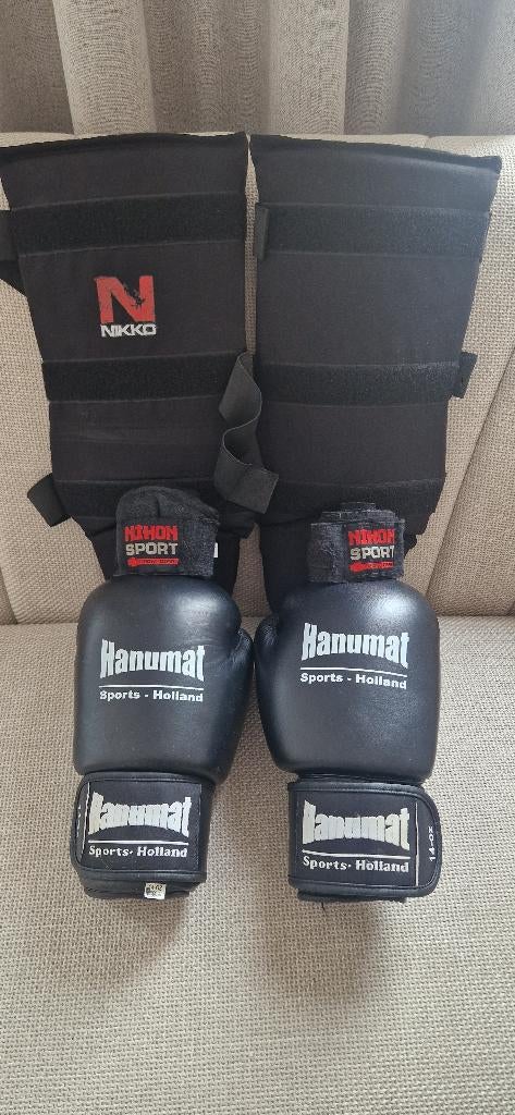 Box handschoenen + scheenbeschermers, Ophalen, Zo goed als nieuw, Bokshandschoenen