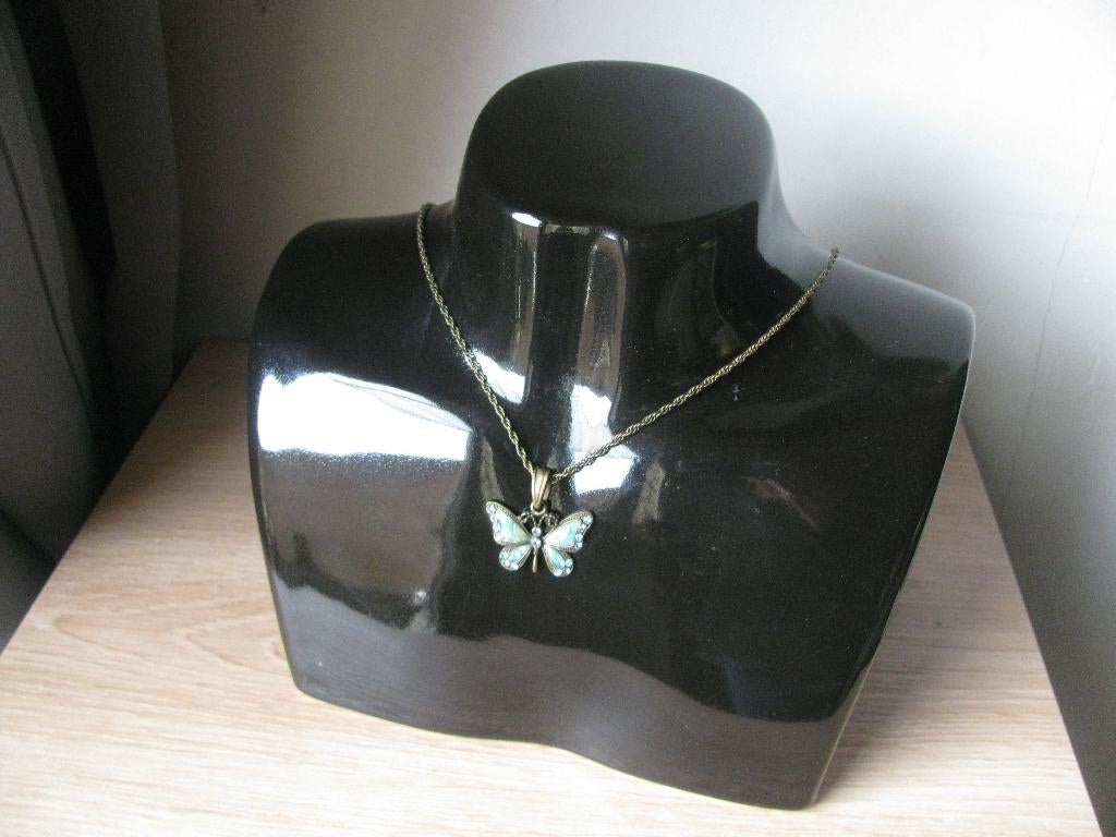 Zwarte Sieraden / Ketting Buste van Aardewerk - 17 x 18 cm, Antiek en Kunst, Verzenden