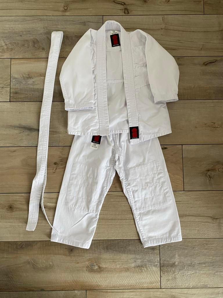 Wit Judo of andere vechtsportpak voor kinderen - maat 110, Judo, Vechtsportpak, Ophalen of Verzenden, Zo goed als nieuw