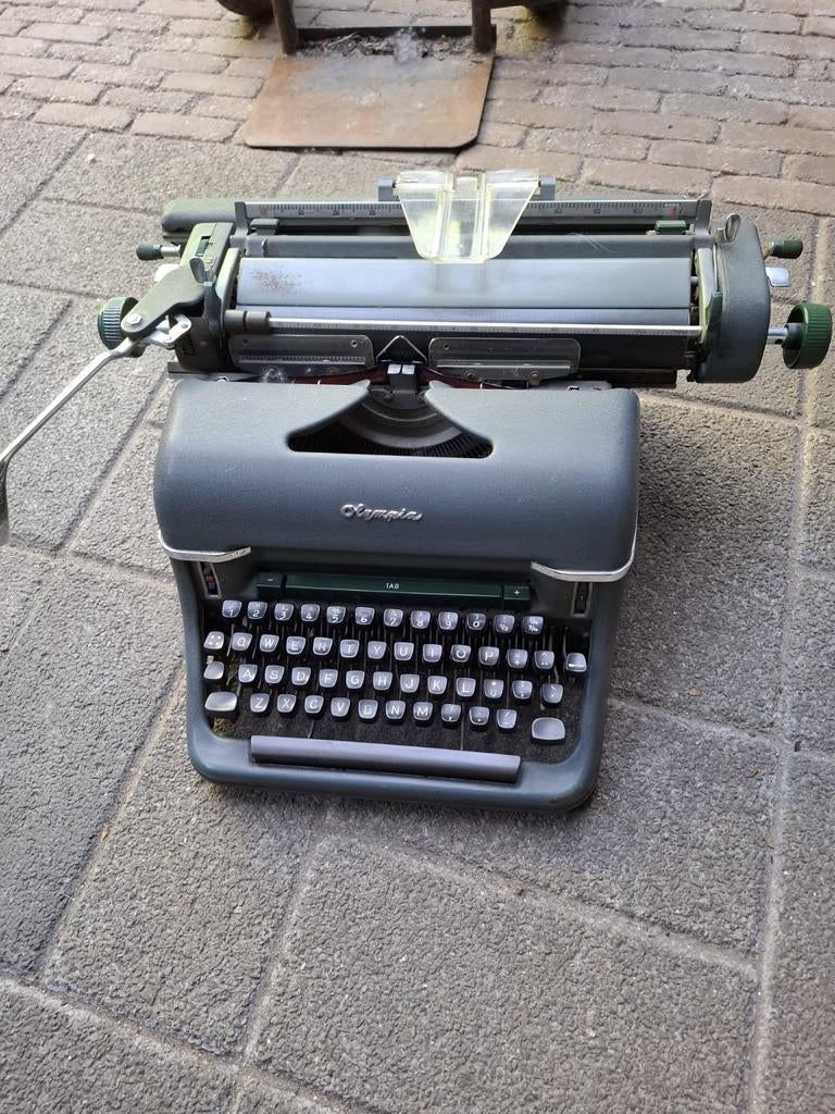 Hele oude typemachine Legergroen, Ophalen