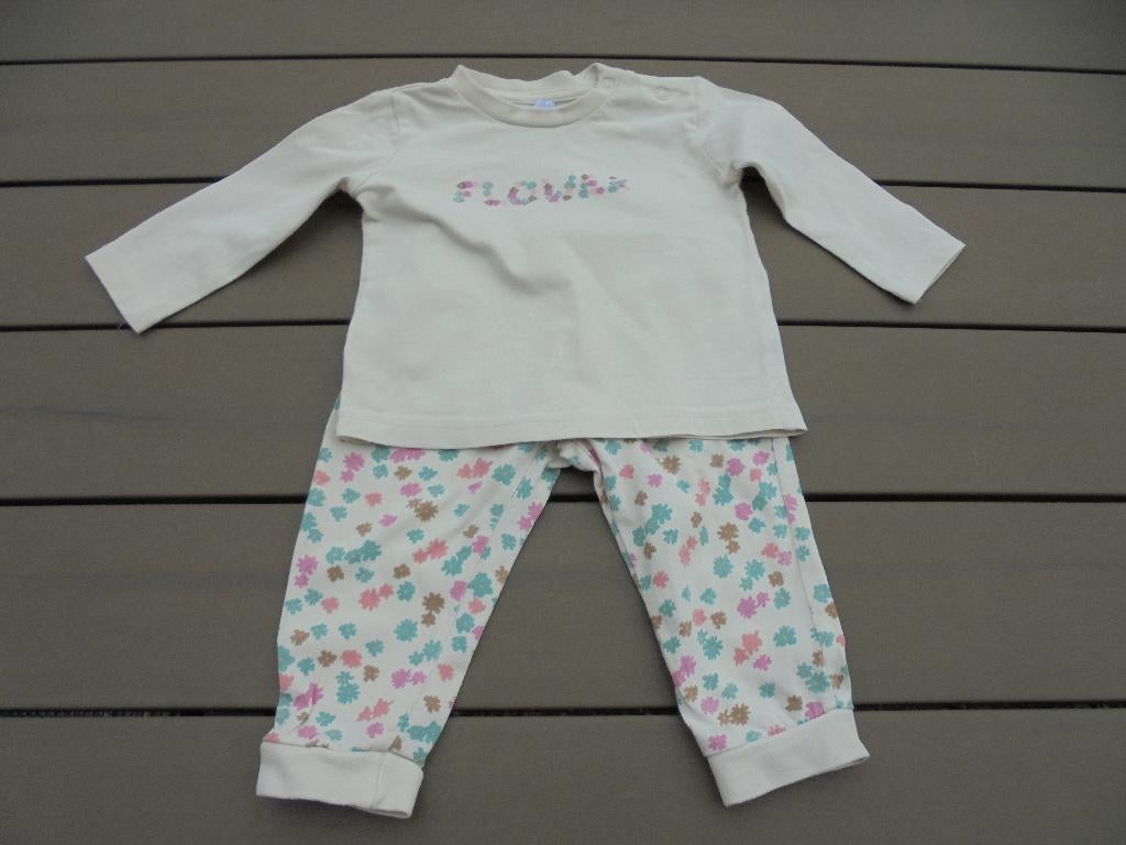 K45 Beige bloemetjes pyjama maat 68, Kinderen en Baby's, Babykleding | Maat 68, Nacht- of Onderkleding, Meisje, Ophalen of Verzenden