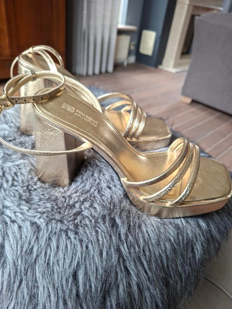 Gouden Pull&Bear sandalen met hak - Maat 39, Kleding | Dames, Schoenen, Zo goed als nieuw, Sandalen of Muiltjes, Overige kleuren