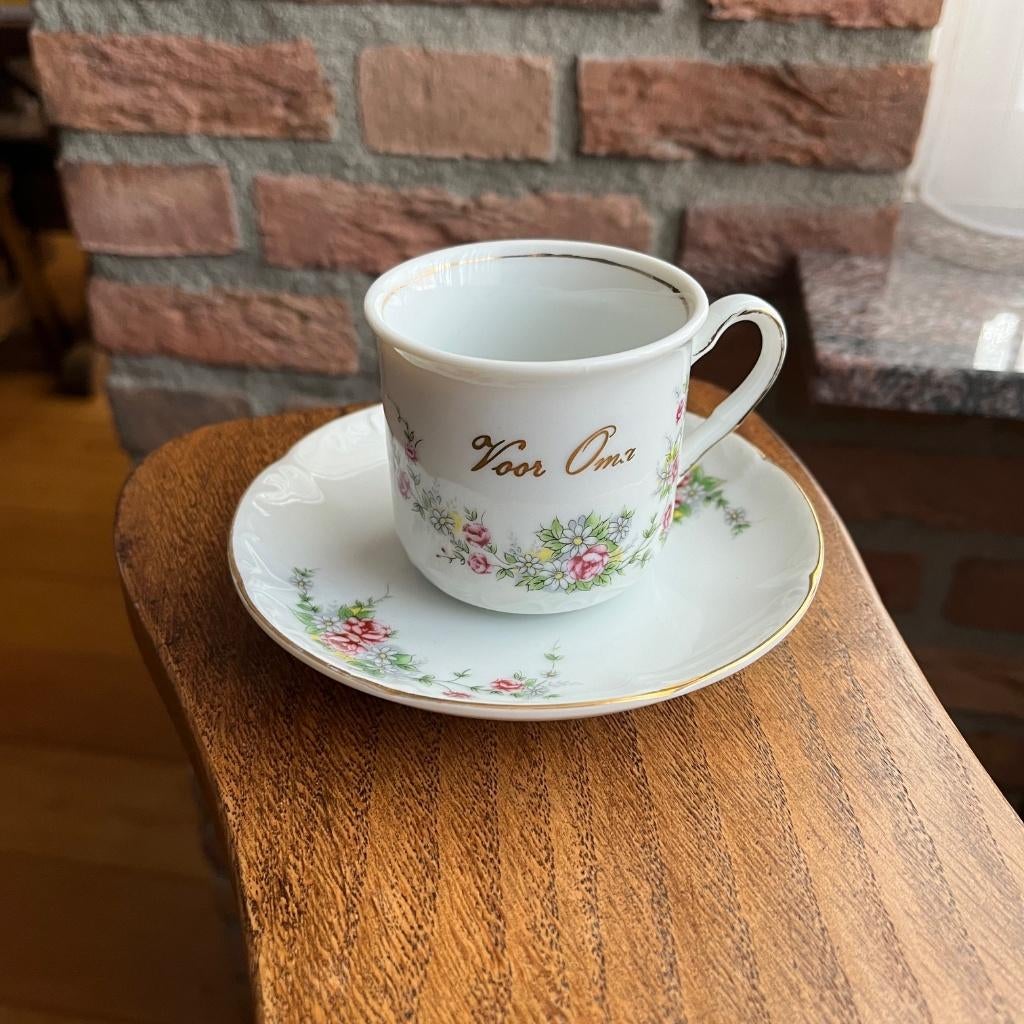 Kop en schotel, met tekst “Voor Oma”, Gebruikt, Ophalen of Verzenden, Overige stijlen, Kop(pen) en/of Schotel(s)