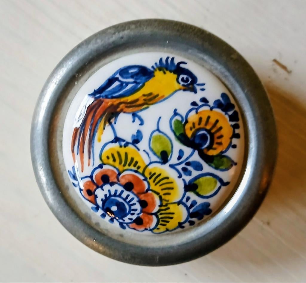 Vintage tinnen pillendoosje met porselein, Ophalen of Verzenden