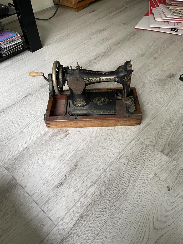 Naaimachine antiek, Ophalen