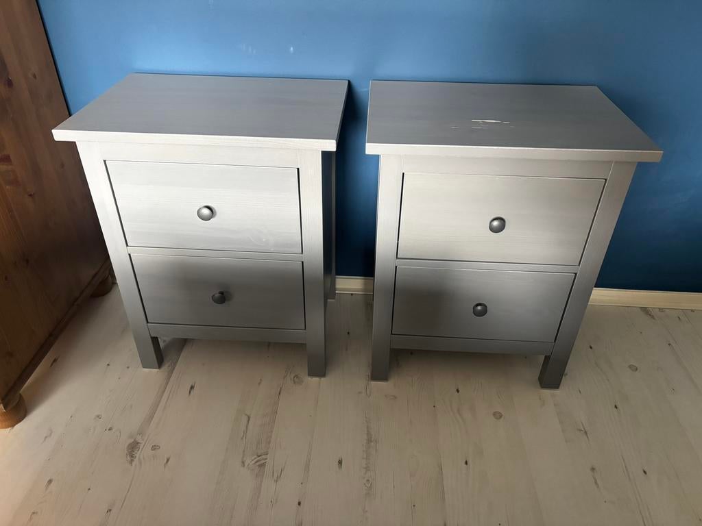 2x Ikea Hemnes nachtkastje grijs, Huis en Inrichting, Slaapkamer | Nachtkastjes, Ophalen, Zo goed als nieuw