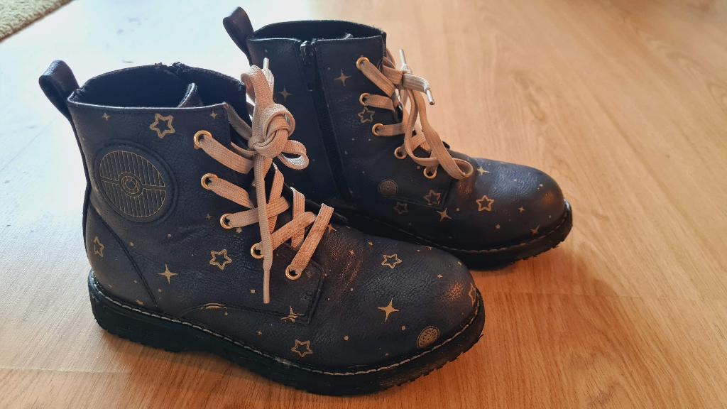 Pokemon laarzen maat 35, Kinderen en Baby's, Kinderkleding | Schoenen en Sokken, Ophalen of Verzenden, Meisje, Pokemon, Laarzen
