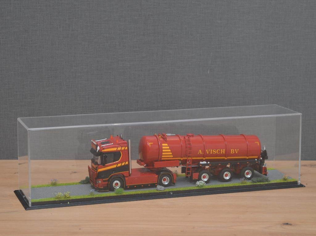 Dioramavitrine trekker+trailer, Grijze klinkers (42x9x11cm), Ophalen of Verzenden, Nieuw, Bus of Vrachtwagen, Tekno