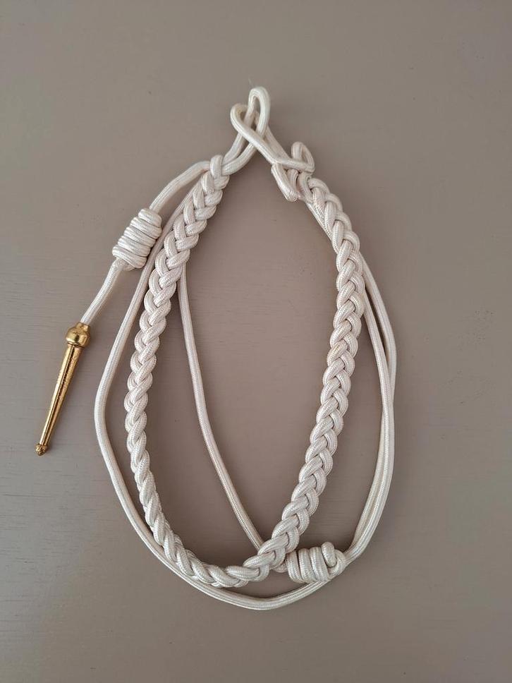 Originele nestel/schouderkoord met messing pen, Verzamelen, Militaria | Algemeen, Landmacht, Embleem of Badge, Nederland, Ophalen of Verzenden