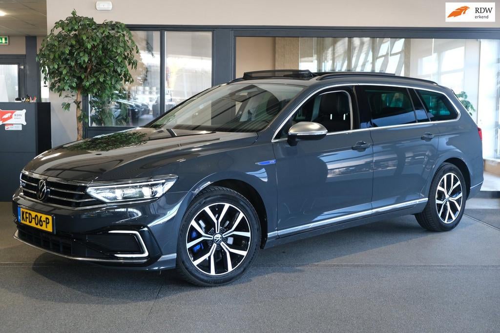 Volkswagen Passat Variant 1.4 TSI PHEV GTE 218PK Pano Leder, Auto's, Volkswagen, Gebruikt, Zwart, Hybride Elektrisch/Benzine, 1600 kg