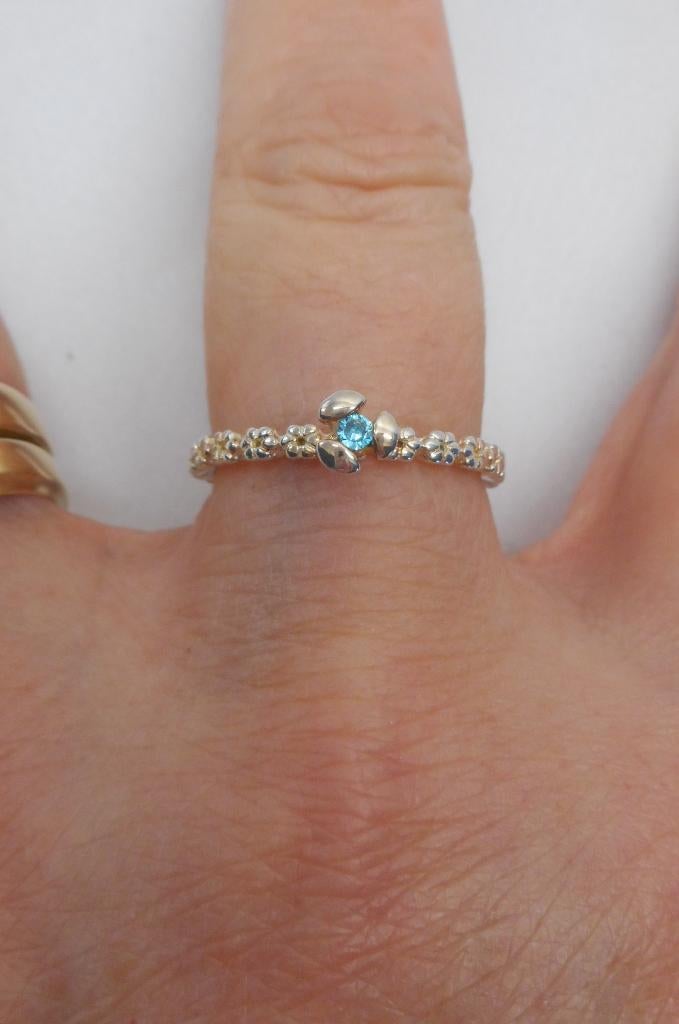 Zilveren stapelring met steentje maat 17.5 nr.303