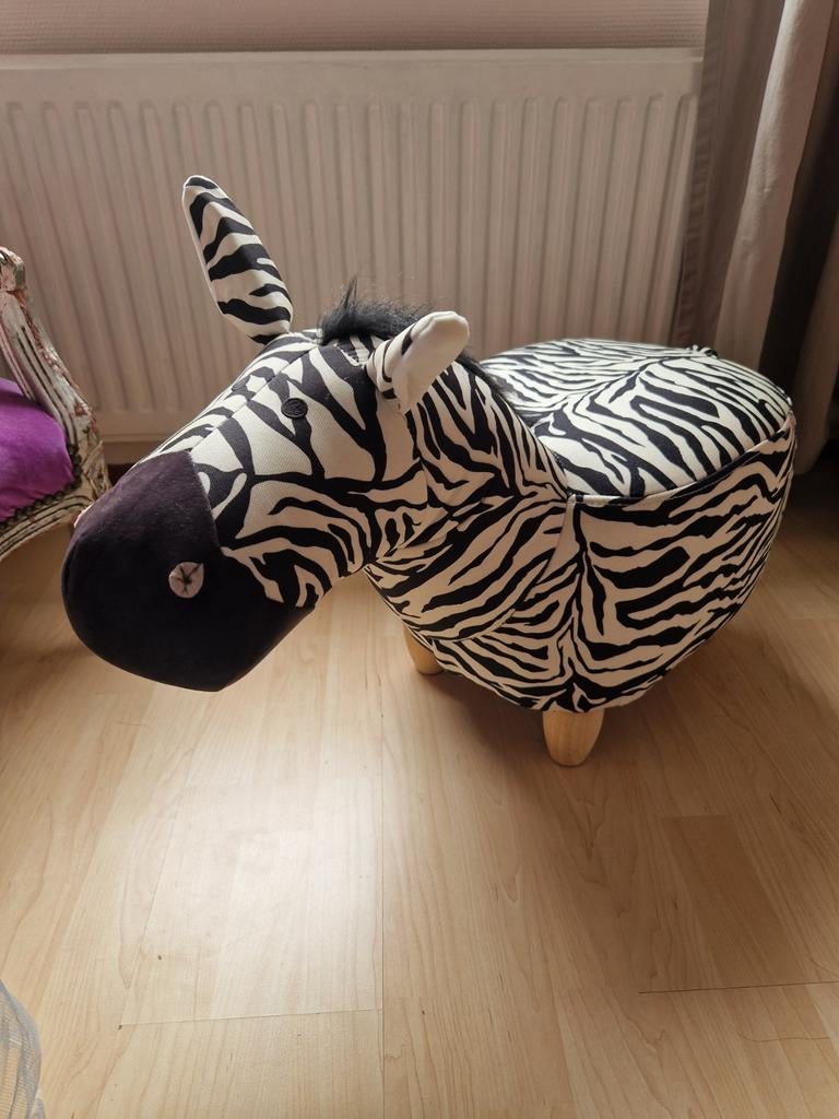Leuke Zebra Poef - Decoratieve Voetenbank met Opbergruimte, Huis en Inrichting, Ophalen, Gebruikt, 50 tot 75 cm, Stof