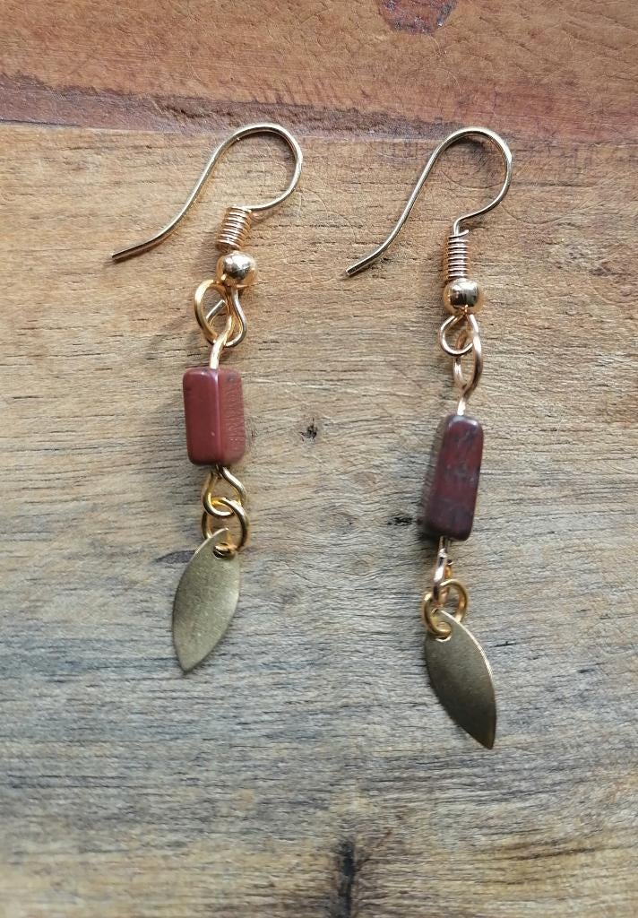 Nieuwe zelfgemaakte oorbellen met roodbruine natuursteentjes, Sieraden, Tassen en Uiterlijk, Oorbellen, Overige materialen, Hangers