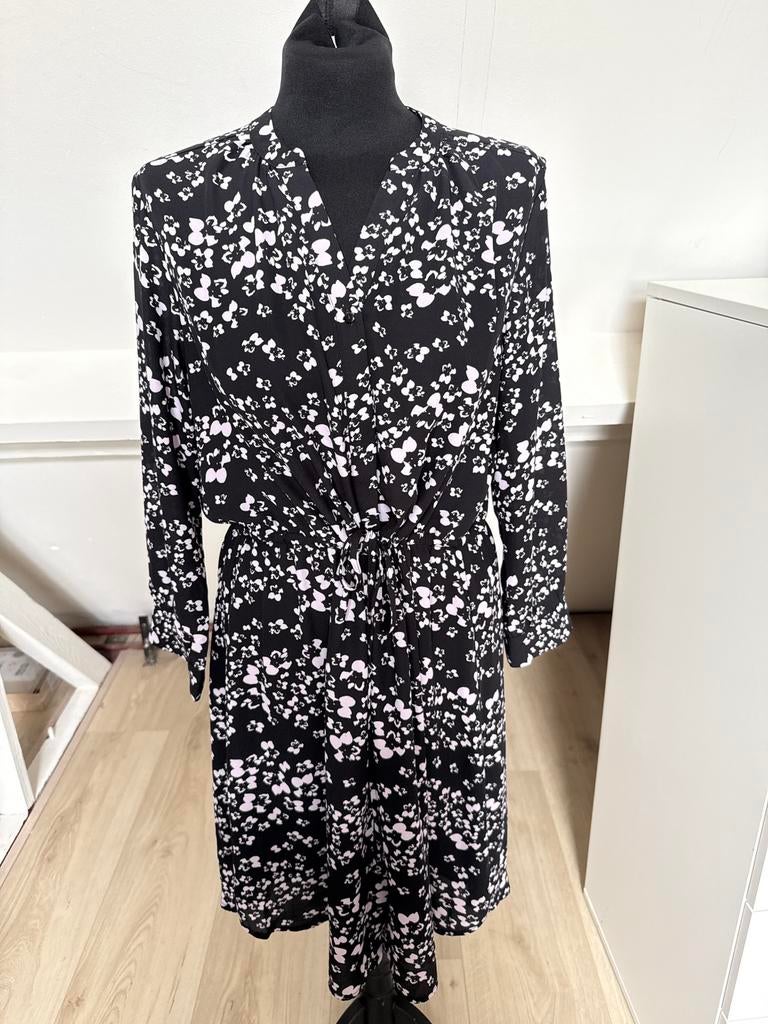 Mooie zwarte jurk  Selected Femme lichtroze/witte print, Maat 38/40 (M), Zwart, Ophalen of Verzenden, Zo goed als nieuw