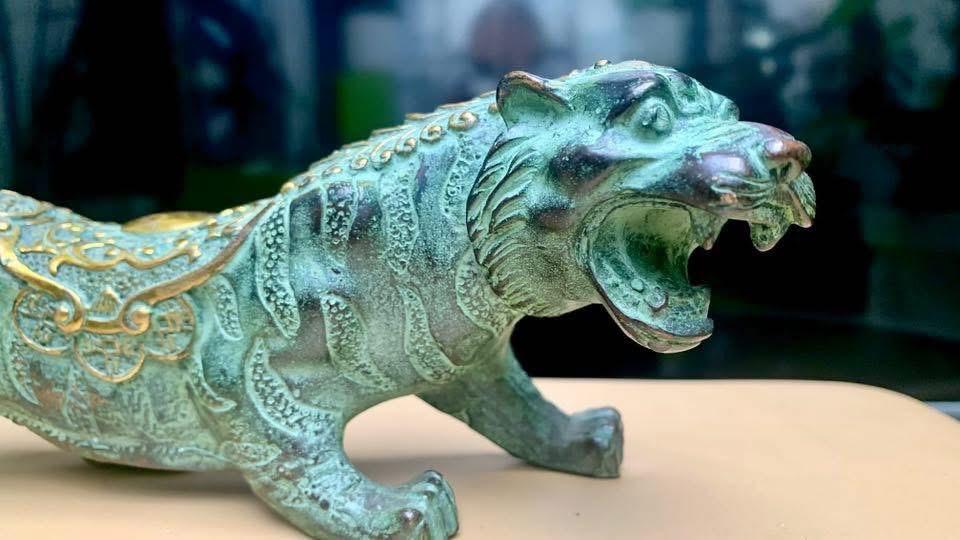 CHARISMA TIGER STATUE IN BRONZE ART IT’S A FENG-SHUI ITEM, Ophalen, Brons