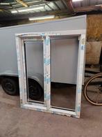 Kunststof kozijn zonder glas 126x157cm, Ophalen of Verzenden, Zo goed als nieuw, Glas, Minder dan 200 cm