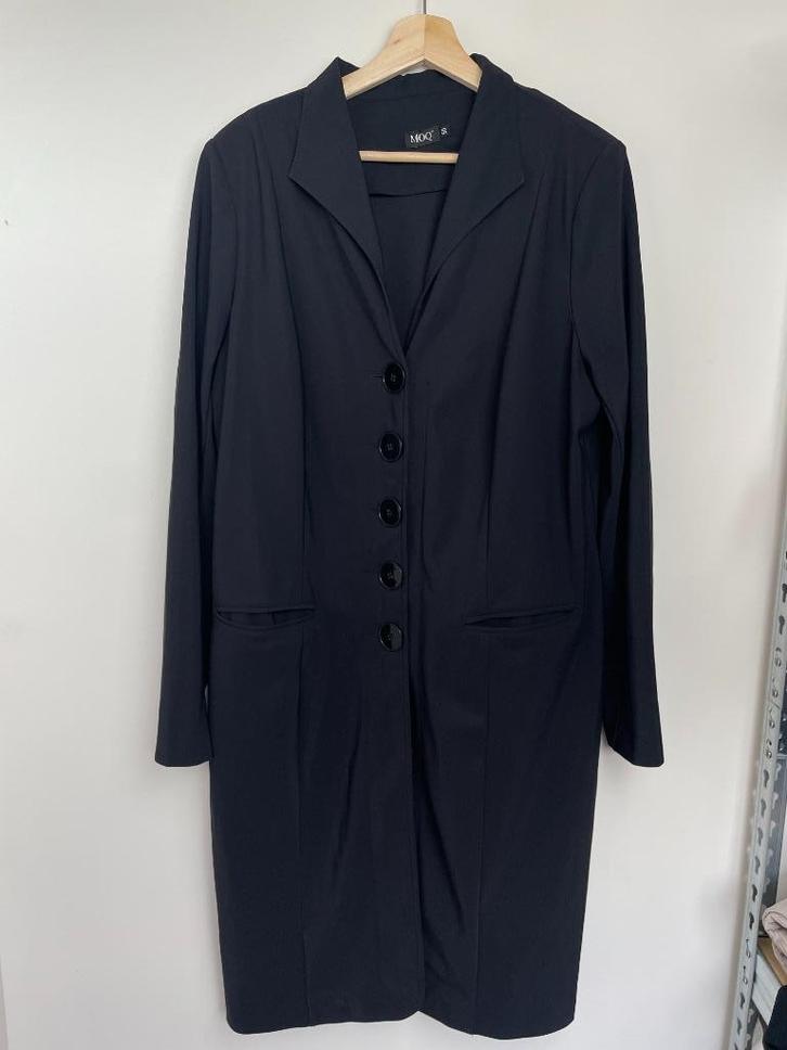 Moq lange zwarte travelstof blazer jasje maat 50, Kleding | Dames, Jasjes, Kostuums en Pakken, Zo goed als nieuw, Jasje, Maat 46/48 (XL) of groter