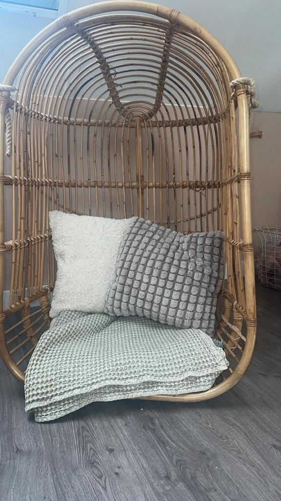 Rotan Hangstoel - Stijlvol en Comfortabel!, Huis en Inrichting, Stoelen, Zo goed als nieuw, Eén, Riet of Rotan, Bruin, Ophalen of Verzenden
